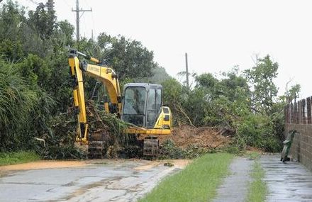 長雨の影響、沖縄各地で土砂崩れ　気象台が警戒呼びかけ