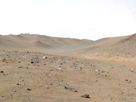 火星で生命の痕跡探す探査車、新領域で活動–古代の川で露出した岩か