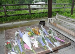 女子高生橋転落死事件　現場には献花絶えず　殺人容疑で逮捕から1週間