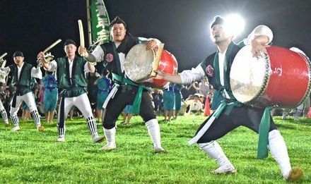 「初めて見たが…かっこよかった」 夏の夜を彩る迫力演舞　沖縄市でエイサーナイト始まる