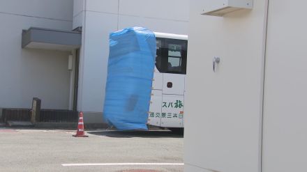 現場は若干の上り坂　バスガイド脳破裂死亡事故　バスは電柱にぶつかり破損、ガラスも割れる（山形・上山市）