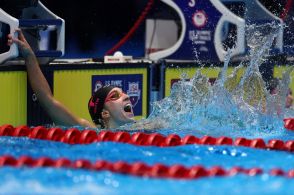 スミスが女子背泳ぎ100mで世界新 57秒13