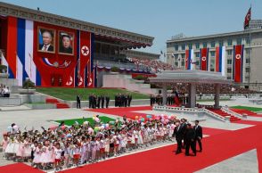 北朝鮮市民、プーチン氏を“熱烈歓迎”　沿道で花や小旗、壁写真も