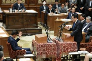 立憲・泉氏「自民は表ガネでやれない」　岸田首相と初の党首討論