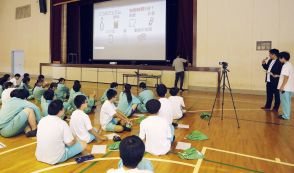 難民へ子供服届ける　三重・松阪の中部中2年　まず学習会、今後地域で回収へ