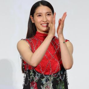 「配慮一切ないんだな」「見るのがつらい」土屋太鳳＆片寄涼太、初の夫婦共演で“公開イチャイチャ”に集まるファンの阿鼻叫喚