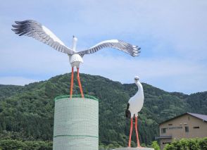 コウノトリのオブジェ設置　人工巣塔の営巣促す　老舗発酵食品会社敷地内に