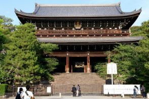 京都・知恩院の国宝の三門に落書きのような傷　文化財保護法違反容疑