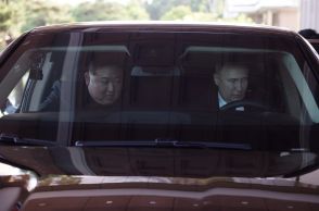 プーチン氏、金総書記と平壌をドライブ　ロシア製リムジンを贈呈