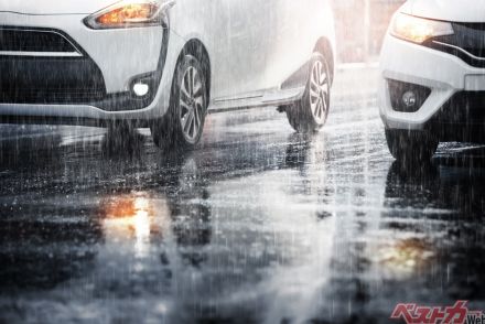 雨で汚れは洗い流せません!! 梅雨時こそ洗車が必要とされる3つの理由