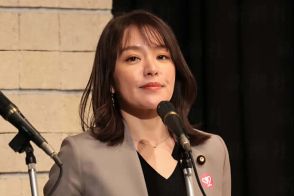 金髪にイメチェン「今井絵理子参院議員」、沖縄県議選の“自民勝利”に歓喜も…　ネットでは「フランスの報告はまだですか」の声