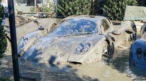 【オーマイガー！！！】見るに堪えられない・・・希少なブガッティ、パガーニ、フェラーリなどが水没＆泥の中に沈んでいく・・・でもご心配なく
