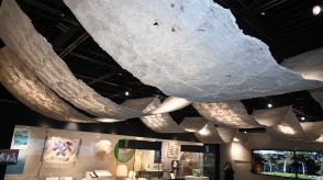天井覆う和紙、清流の滴を表現　岐阜県庁「ギャラリーぎふ」で展示