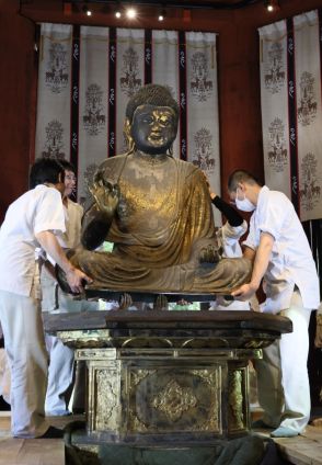 仏様しばらく留守に　奈良市の興福寺北円堂の本尊「弥勒如来坐像」修理へ搬出作業