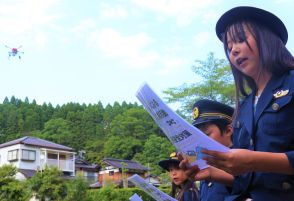 上空30メートルから防犯呼びかけ、京都府警がドローン使い広報活動　福知山の山間部