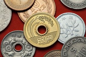 【貴重】実家で「五円玉」を発見！→よく見ると明治発行の「天保銭」だった!? 現代でも使えるの？ 売った場合は“高値”がつく？