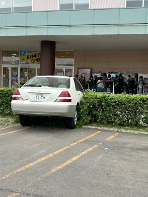 ショッピングモール“アリオ札幌”の駐車場で開店前の行列にあわや…乗用車がすぐそばの“生け垣”に突っ込む ドア開いたまま180度スピン「バックしている最中にアクセルとブレーキ踏み間違えた」