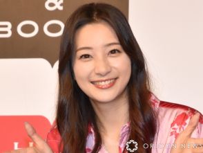 足立梨花、太もも美脚まぶしい“超ミニスカ”コーデ紹介「何と可愛らしい…」「まさに妖精」