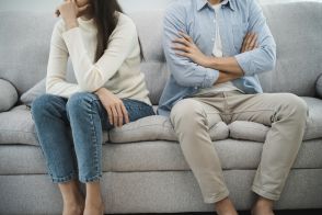 夫と熟年離婚を考えています。10年後に離婚するとして、どれぐらいの蓄えがあれば、家を借りたり家電を買ったりできるでしょうか？