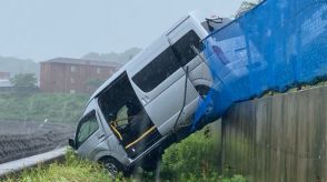 障がい者施設の送迎車がフェンスに衝突 利用者と職員10人が重軽傷　熊本・苓北町　