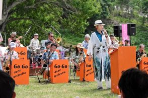 ハナショウブ、アジサイと踊りやジャズ楽しむ　福島県三春町の自然公園「ファームパークいわえ」