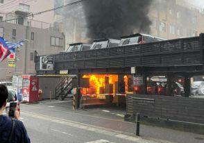 福岡・大名の駐車場で火災　車両が焼け炎と黒煙　けが人なし