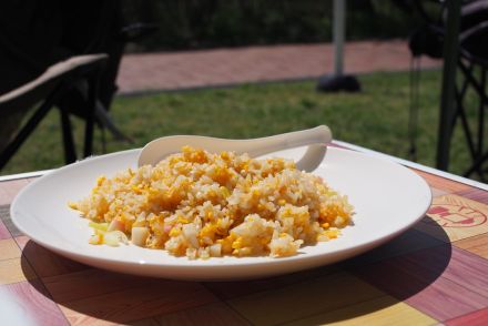 究極のキャンプ飯ここにあり！　焚き火の炎で豪快に「本格パラパラ炒飯」をつくってみた