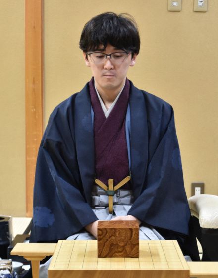 伊藤新叡王が誕生　羽生会長「今後も藤井名人としのぎ削る勝負を」