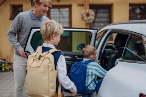 娘の習い事を軽自動車で送迎しています。ほかの家庭は「アウディ」や「レクサス」など高級車での送迎なので恥ずかしいです。気にしすぎでしょうか？