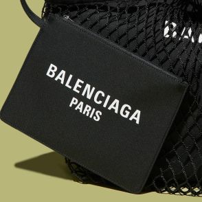 【BALENCIAGA】日本限定色のミニ財布に超軽量スニーカーも。初夏に大人が買うべきバレンシアガの新作小物