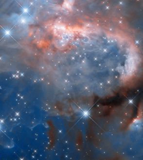 柔らかに輝きを放つ輝線星雲「RCW 7」　ハッブル宇宙望遠鏡が撮影