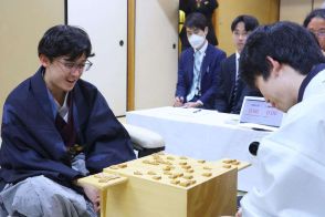 「藤井さんに引き上げていただいた」　伊藤匠新叡王、記者会見で初タイトルの喜び語る