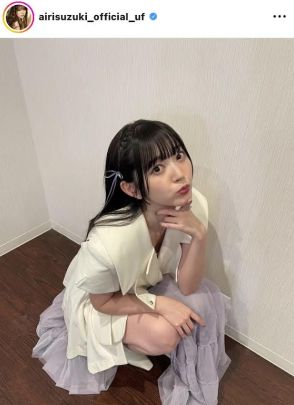 鈴木愛理、キュートなミニワンピで脚の長さ際立つ！「前髪自由自在すぎる」「横に並ぶものなし」と絶賛