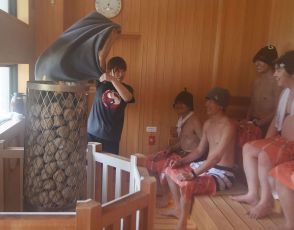 サウナ文化盛り上げる熱波師、鮭山さんが匠の技を披露　「追っ鮭」たちが至福の時間過ごす　兵庫・洲本
