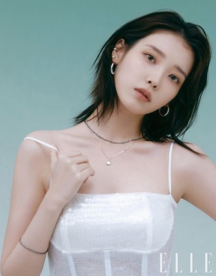 IU、華やかなアクセサリーを身に着けたグラビアを公開…エレガントな魅力をアピール