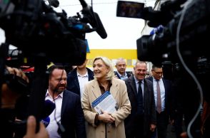 仏下院選、ルペン氏の極右政党が得票率トップに＝世論調査