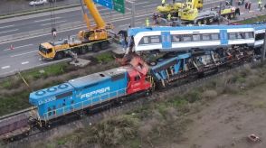 列車が正面衝突して11人死傷…試験運転中と銅を積んだ貨物列車が　国鉄の職員2人の身柄を拘束　チリ