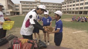 今治市立富田小学校ＰＴＡが児童に野球道具などプレゼント【愛媛】