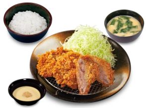 松のや「牛かつ」6月26日発売、肉厚の牛肩ロースを使用、爽やかな辛味の“レフォールソース”を使用、「ロースかつ」「チキンかつ」との盛り合わせ定食も展開