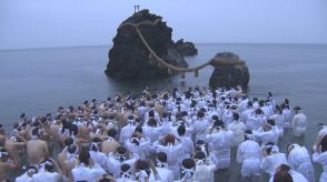 夫婦岩の間から上る朝日を拝む…二見興玉神社で「夏至祭」　参加した約200人が海でみそぎ　三重・伊勢市