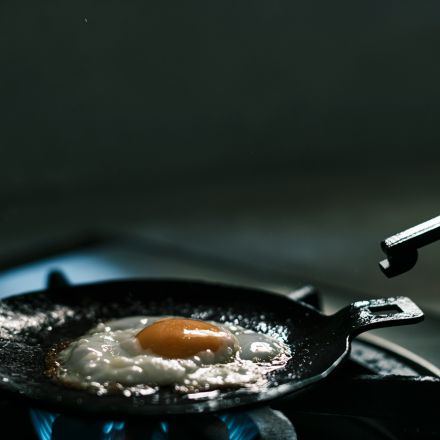 キャンプのお供にも！100年の伝統技術でつくられた食材を美味しく焼き上げるフライパン。