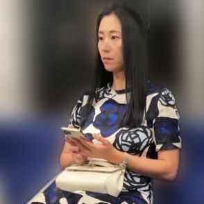 三浦瑠麗　離婚発表から2カ月、目撃した電車移動中の“猫サンダル”個性派私服