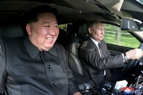 北朝鮮で歓迎セレモニーを受けるプーチン大統領、露骨に「退屈そう」な態度を見せて話題に 「飽きてる？」