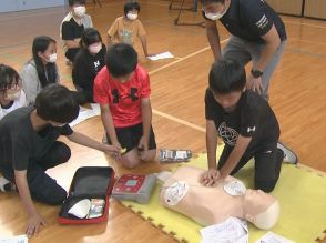 小学校で消防署員による救命方法の講習会 5・6年生が心臓マッサージやAEDの使い方学ぶ 三重・尾鷲市