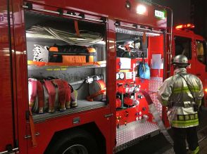 「火が出ている」…川崎駅近くのマンションで火事　店舗併用、５人を搬送