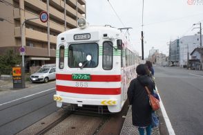 乗り場どこ!? 豪快な「路面から電車に乗り込む」駅なぜ存在 ホームなし 時刻表は意外な場所に