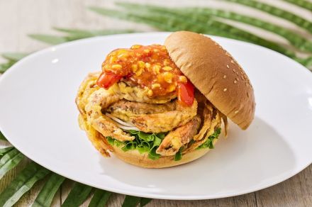 6月22日は「カニの日」　「フレッシュネスバーガー」2日間限定で“カニ2匹まるごと”バーガー発売