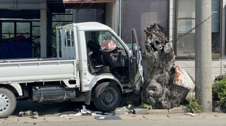 国道48号でトラックが物置小屋に衝突　運転手が意識不明の重体（山形・天童市）