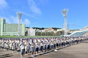 「熱い夏にする」 梅雨明けの青空の下、高校野球沖縄大会がトップを切り開幕