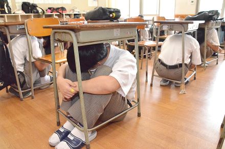 地震、津波想定し訓練　高校と県立図書館が合同避難　奄美大島